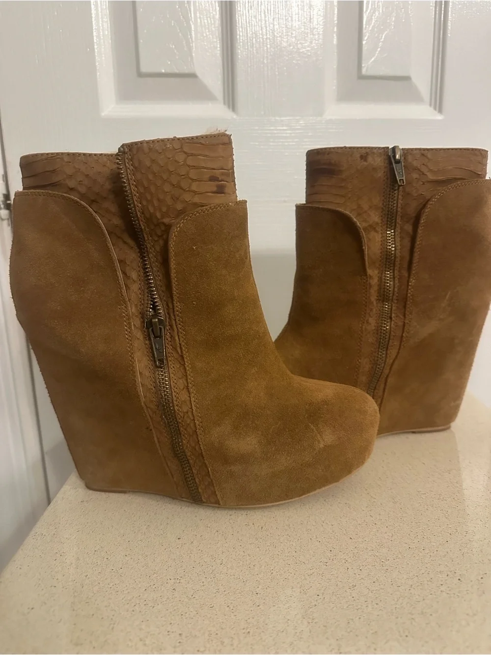 Koolaburra by UGG Women’s Suede Wedge Ankle Boots Size 9